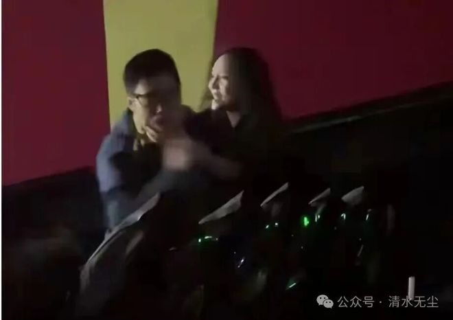 电影院当着孩子捉奸_抓奸_电影院当着孩子吵架影响孩子